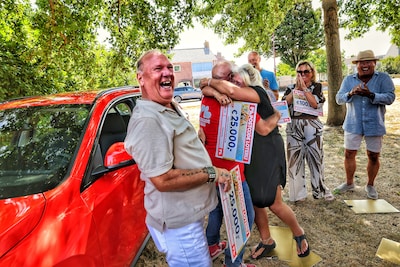 Straatprijs zorgt voor kippenvelmoment in Oostvoorne: ‘Dit is echt een pareltje’, vindt Gaston
