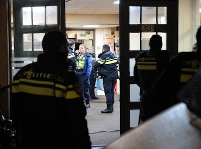 Illegale goederen aangetroffen in Haagse horecazaken bij invallen, twee cafés gesloten