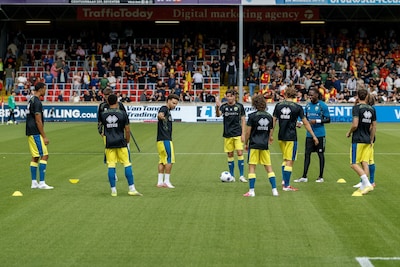 Duel tussen Go Ahead Eagles en ADO Den Haag begonnen in heerlijke sfeer in Deventer