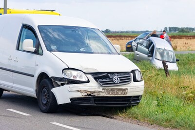 Auto belandt in greppel na botsing in Maren-Kessel, grote schade