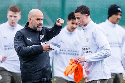 PSV hoeft volgens Peter Bosz niet de transfermarkt op: ‘Als iedereen blijft, ben ik hartstikke tevreden’