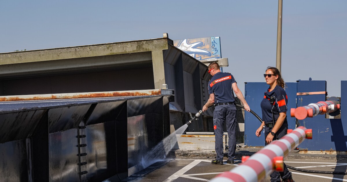 Bruggen zetten uit door hitte en wil niet meer dicht, brandweer spuit water