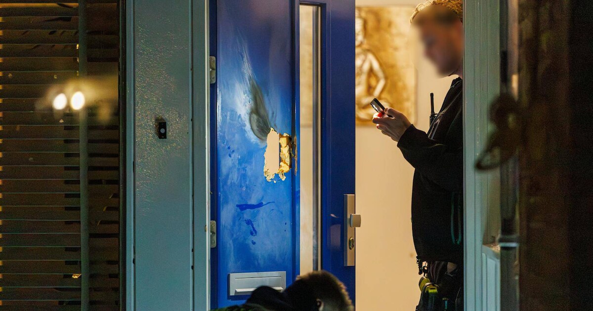 Gat in voordeur na mogelijke explosie in Lelystad