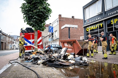 Puincontainer vat vlam in Tilburg, buurtbewoner schiet te hulp