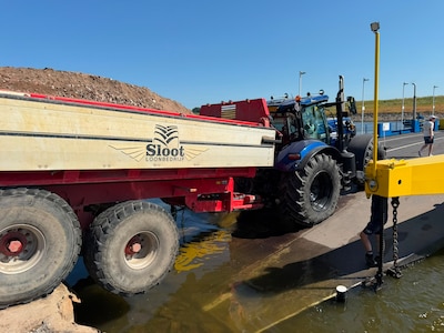 Tractor komt vast te zitten tussen wal en pont door lage waterstand; ook gevolgen voor vrachtverkeer