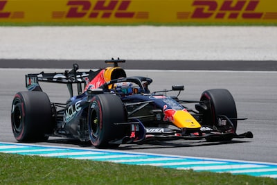 Max Verstappen laat de rest van het veld ruim achter zich tijdens loodzware eerste training in Maleisië