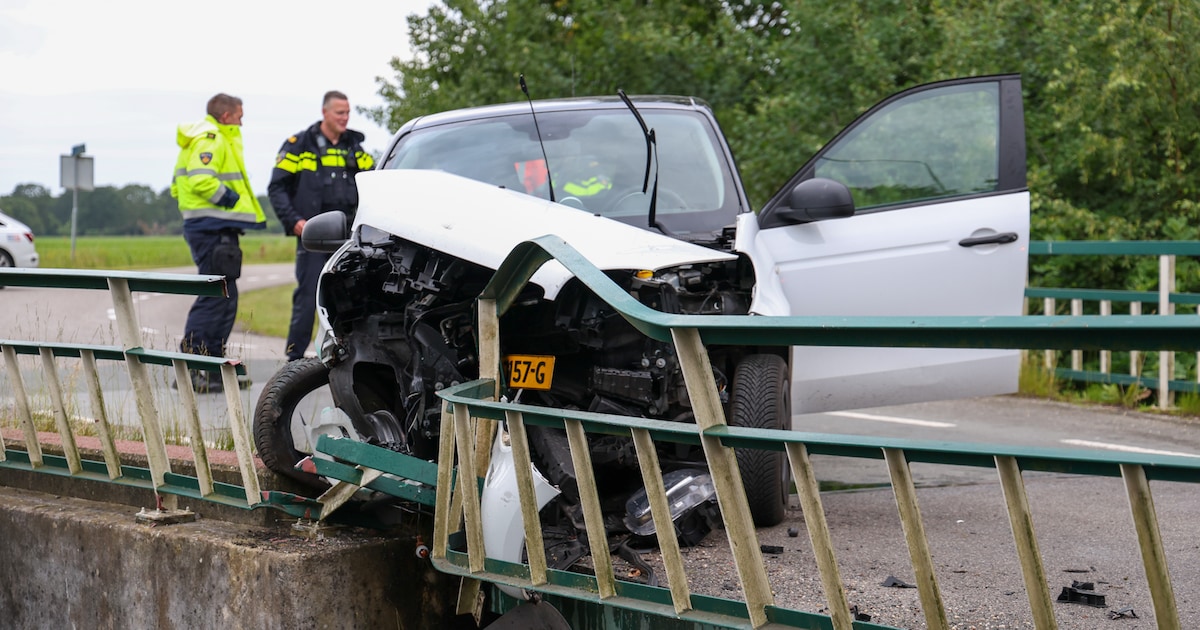 Auto met meerdere inzittenden botst hard tegen brugreling in Wijster
