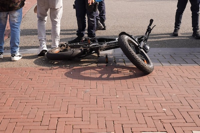 Fatbike en auto botsen in Helmond, jongen naar ziekenhuis