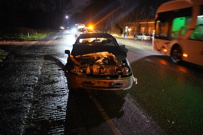 Twee auto’s botsen hard op elkaar in Apeldoorn, flinke schade