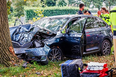 Automobiliste raakt zwaargewond bij botsing met boom in Helvoirt, traumahelikopter schiet te hulp