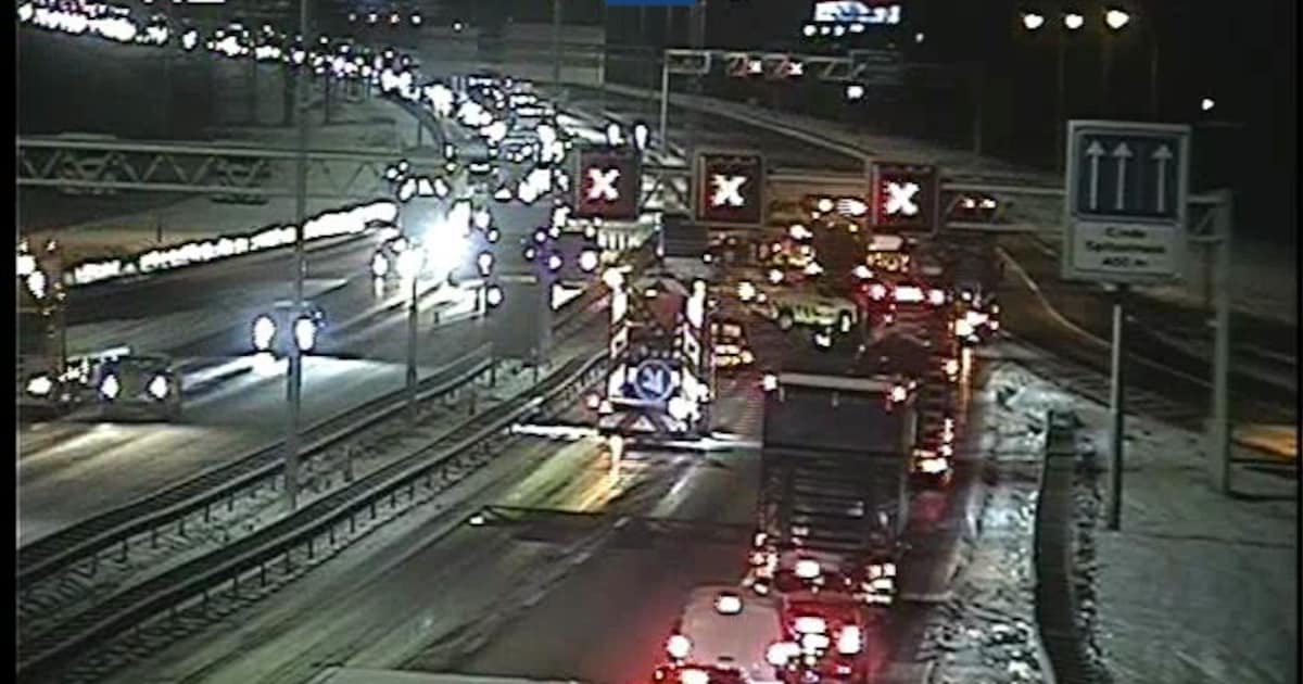 Vrachtwagen geschaard op A27 bij Houten, snelweg dicht