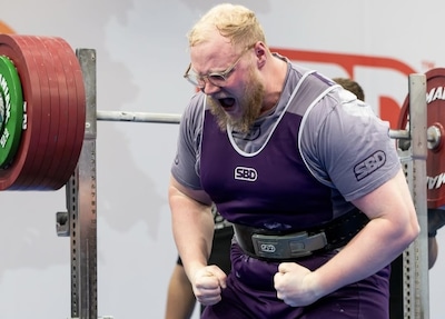 Krachtpatser en doctoraatsstudent Giel (23) tilt 887,5 kilogram en pakt EK-brons: “In gewone fitness