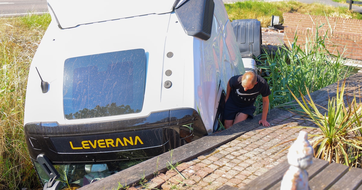 Vrachtwagen belandt te water aan Aalsmeerderweg in Rijsenhout