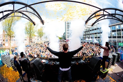 Zit jij te wachten op een doorstart van Dancetour op Koningsdag, waar dan en wie moet er optreden?