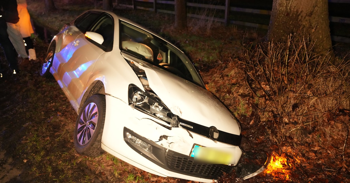 Auto belandt in greppel langs de Ten Darperweg in Wapse