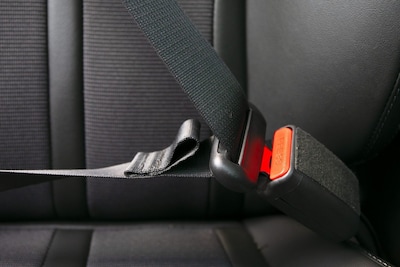 Deze vreemde extra ‘lus’ in de bijrijdersgordel van jouw auto heeft maar liefst drie functies