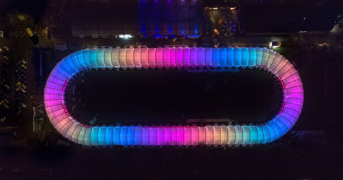 Schaatsbaan Rotterdam gloeit als een lichtgevende mega-rups | Regio | AD.nl