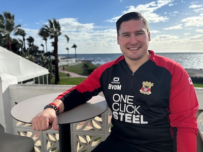 Hij stuurde ‘gewoon een berichtje’ en nu is hij fulltime materiaalman: hoe Bryan ineens een droomtransfer maakte