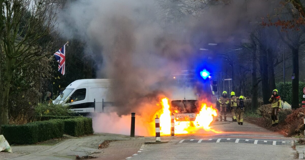 Bestelauto vliegt in brand in Haghorst, bestuurder had het voertuig pas een week