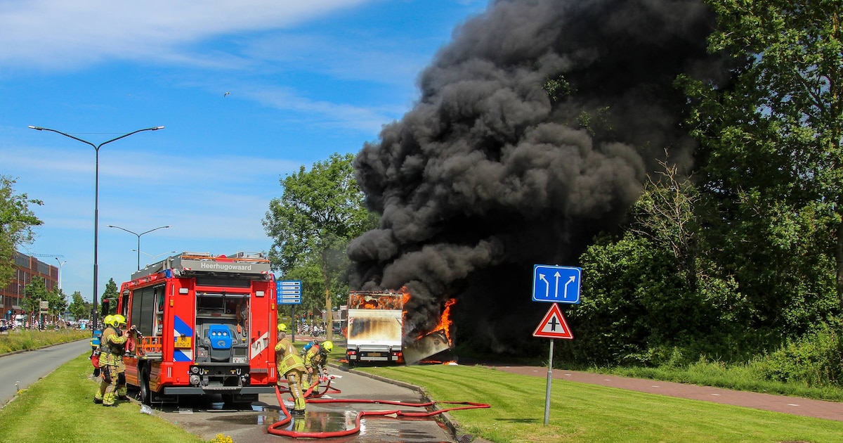 Flinke rookwolken bij brand in bakwagen aan Zuidtangent in Heerhugowaard