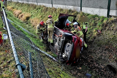 Auto belandt op zijkant in greppel langs spoor in Berkel-Enschot, bestuurster gewond