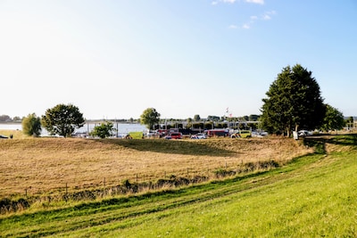 Persoon te water in Maurik, slachtoffer met spoed naar ziekenhuis