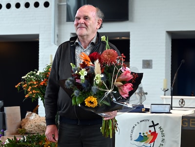 Kweker Nico krijgt lintje in bomvolle Roelofarendsveense kerk