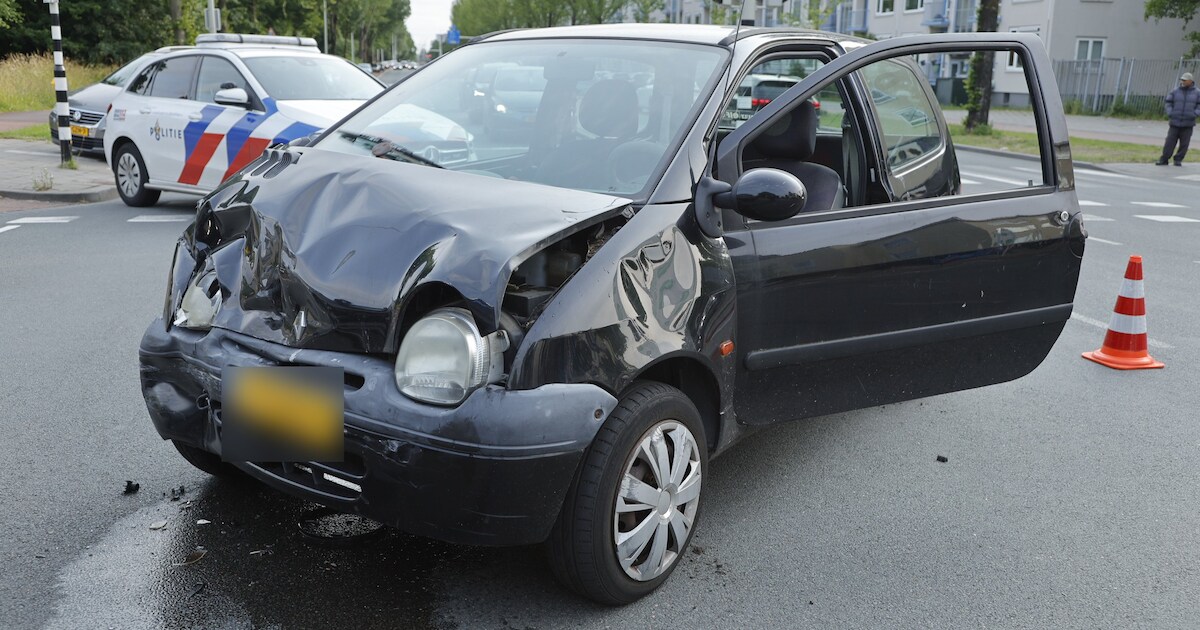 Auto's fors beschadigd na ongeluk op Betje Wolffstraat in Den Haag