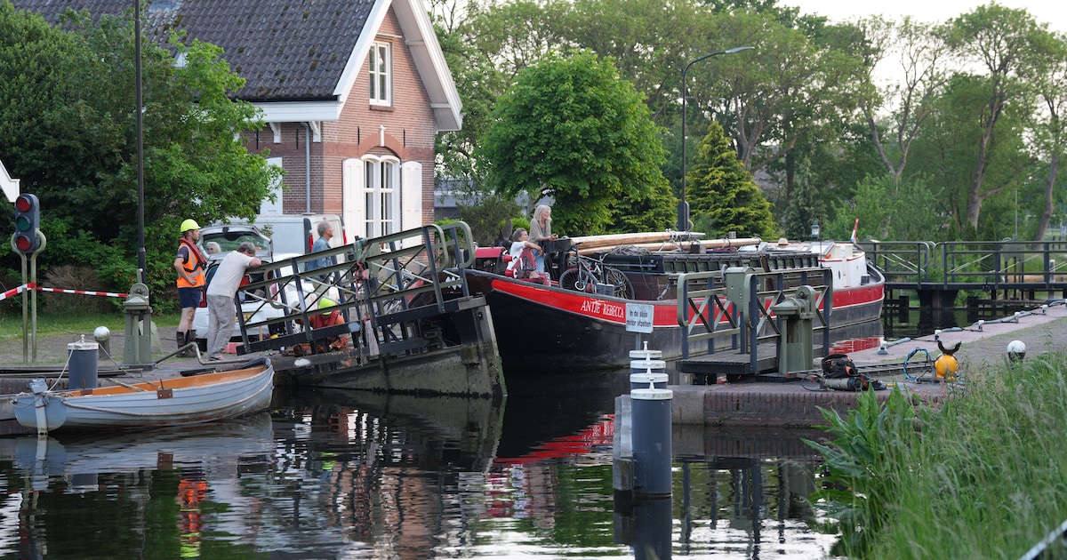 Schip vaart tegen sluisdeur in Havelte: weg naar Meppel dicht