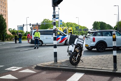 Motorrijder en maaltijdbezorger gewond na botsing op Groene Kruisweg in Rotterdam