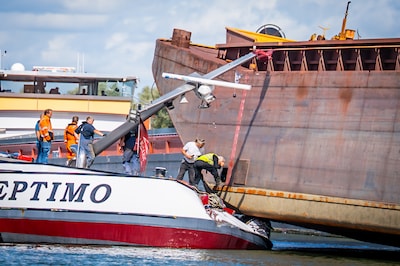 Nieuwe details over opmerkelijke aanvaring: schipper gaat eten halen, valt en ziet schip over ander 