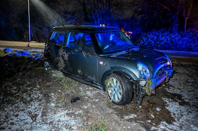 Mini Cooper zwaar beschadigd in weiland in Nederasselt: bestuurder niet aangetroffen