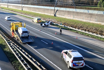 Auto belandt op zijn dak na botsing op de A15 bij Tiel