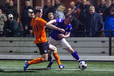 SSE pakt dankzij eerste goal Luca Kolmsberg in extremis zege in derby: ‘Tegen SVSH, super mooi’