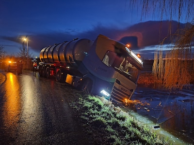 Opgepast! Code geel voor gladheid: bestuurder knalt tegen biggenrug en vrachtwagen belandt bijna in 