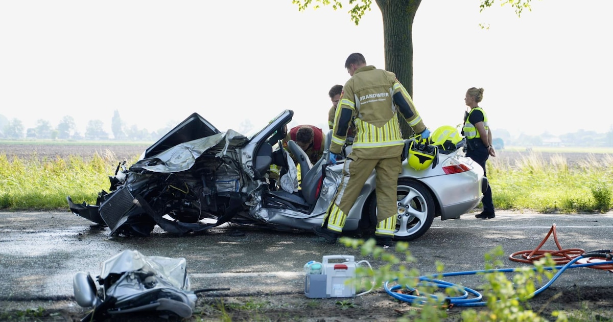 Bestuurder door brandweer bevrijd na crash op Markerwaardweg in Venhuizen
