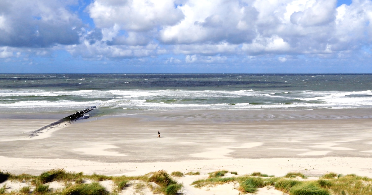 Gids Henk Veerdig houdt wandelingen over wind en historie op Vlieland