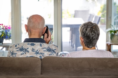 Jan (82) had zijn trouwring al afgedaan voor ‘politieagent’: ‘Ik dacht nog: wat een domme mensen, di