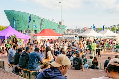 Leisurely dining at Amsterdam’s longest table