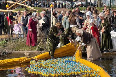 Gele zee in Graafse haven: eerste Grachteneendenrace brengt 17.500 euro op