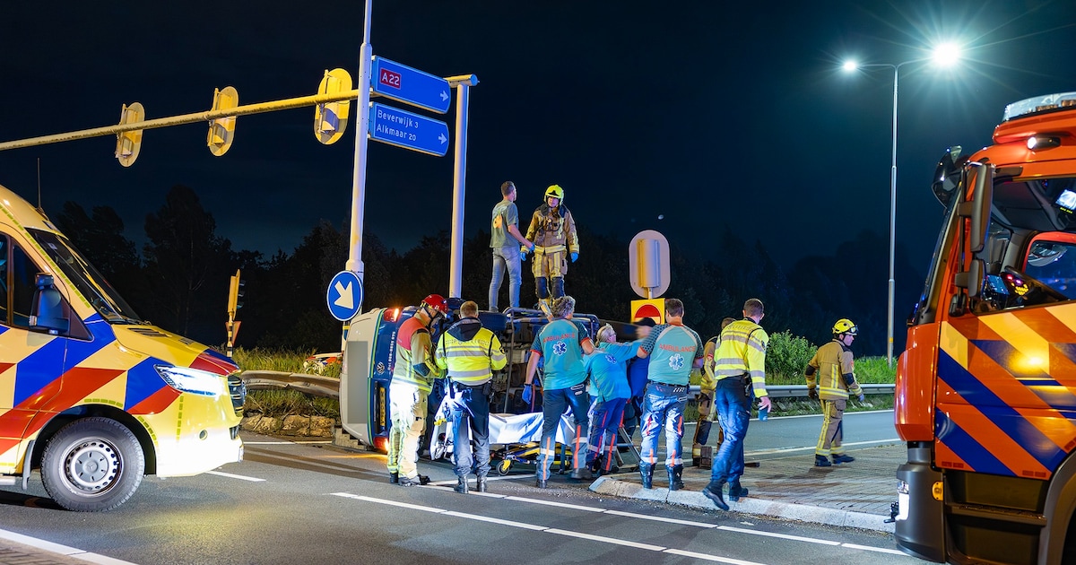 Bestelbus belandt op zijkant na ongeval op N202 in Velsen-Zuid