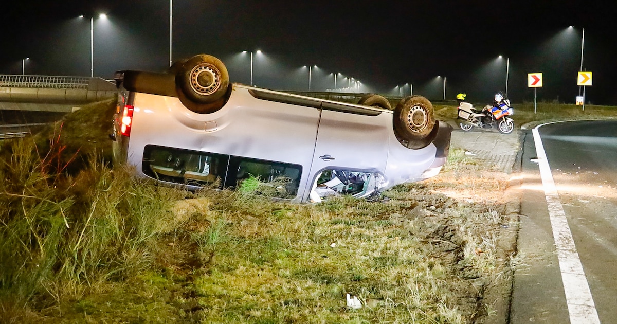 Busje van defensie over de kop op afrit van A27 bij Hilversum, bestuurder gewond