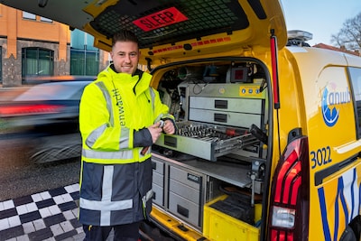 Kapotte accu, vastgevroren ruitenwissers? Wegenwacht Joran (32) uit Drunen is de redder in (koude) n