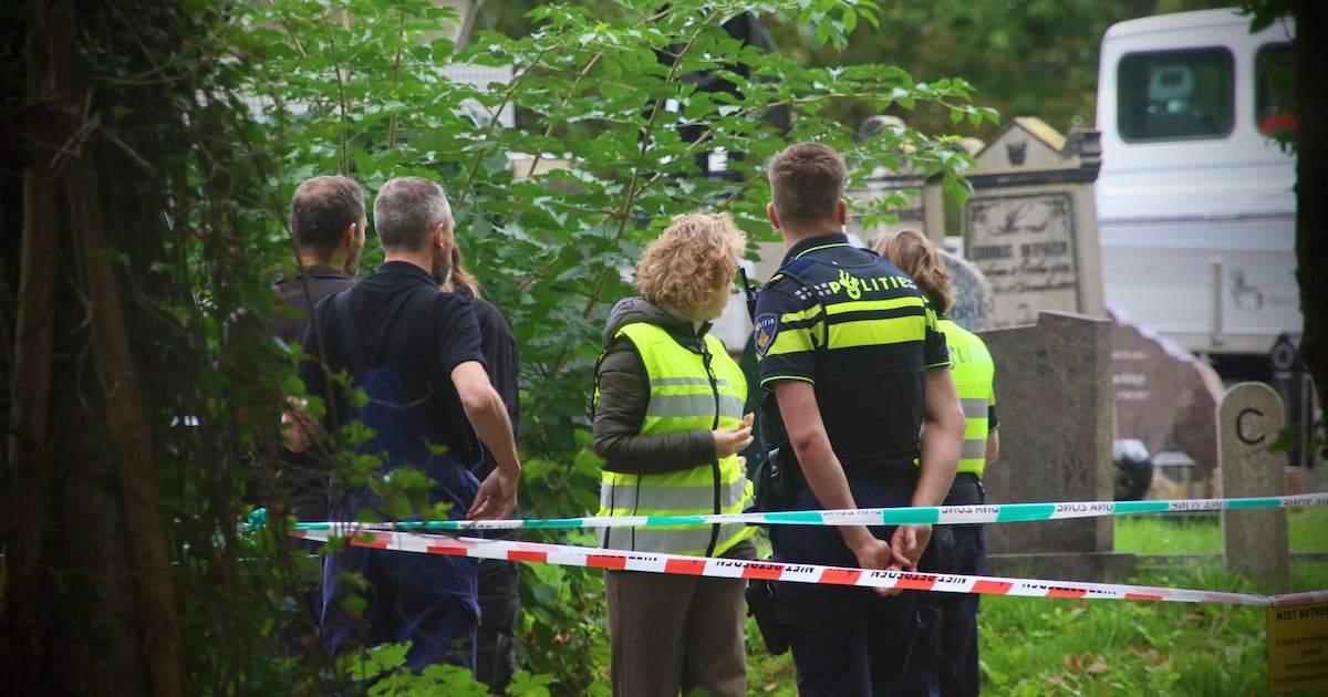 Politie onderzoekt identiteit van negen drenkelingen op begraafplaats Den Burg