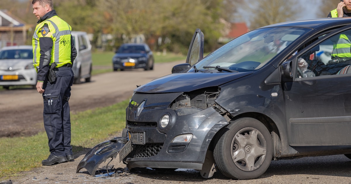 Auto's botsen op Steenwijkerweg in De Blesse