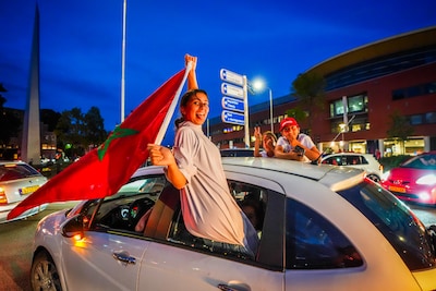 Straten in Eindhoven overgenomen door supporters na zege Marokko op Canada