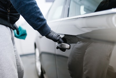 Man (46) opgepakt voor ruim dertig auto-inbraken binnen Nissewaard: ‘Sindsdien geen aangiftes meer’