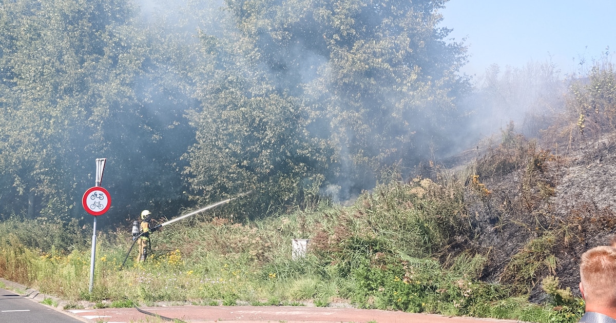 Bermbrand langs de A32, één rijstrook afgesloten