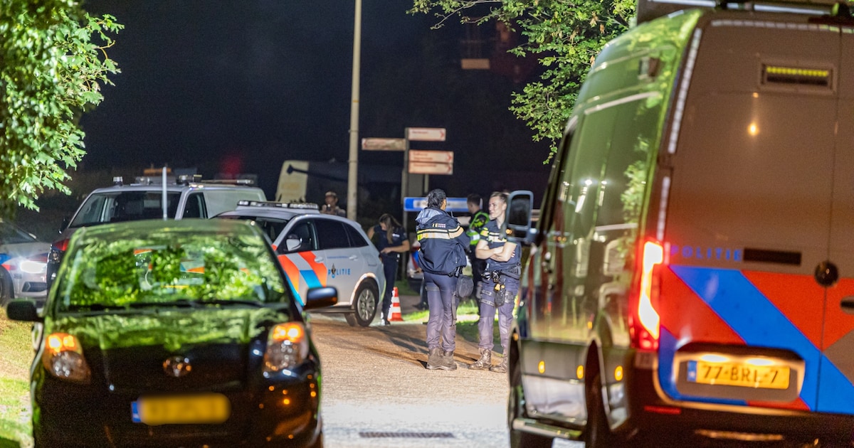 Persoon stapt uit rijdende auto en raakt gewond op Zevenhuisterweg in Noardburgum