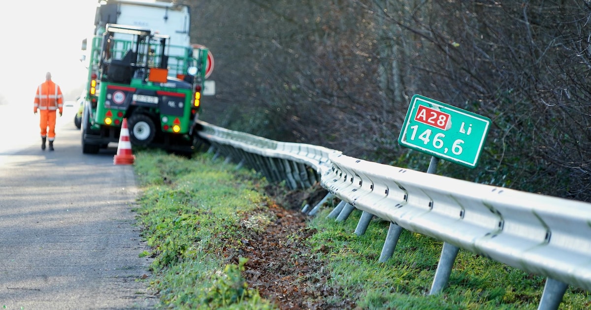 Vrachtwagen belandt tegen vangrail op A28 bij Hoogeveen
